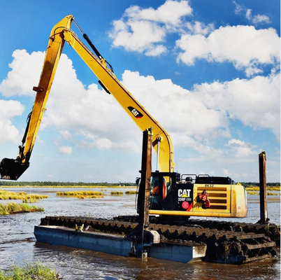 উভচর খননকারী লং রিচ 14M, CAT320 লং বুম আর্ম নদী খনন করছে